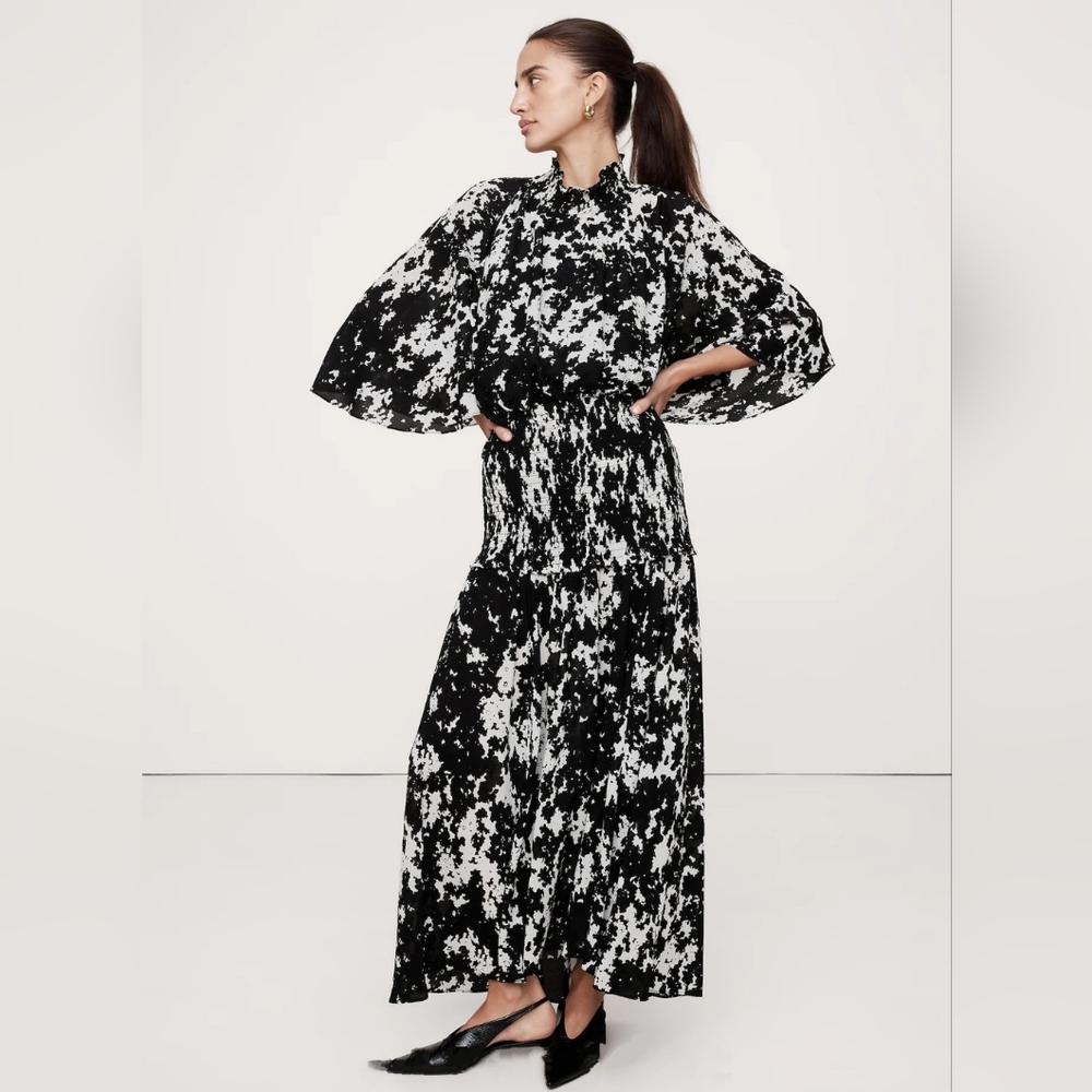 ⭐️ Banana Republic Backless Maxi Dress